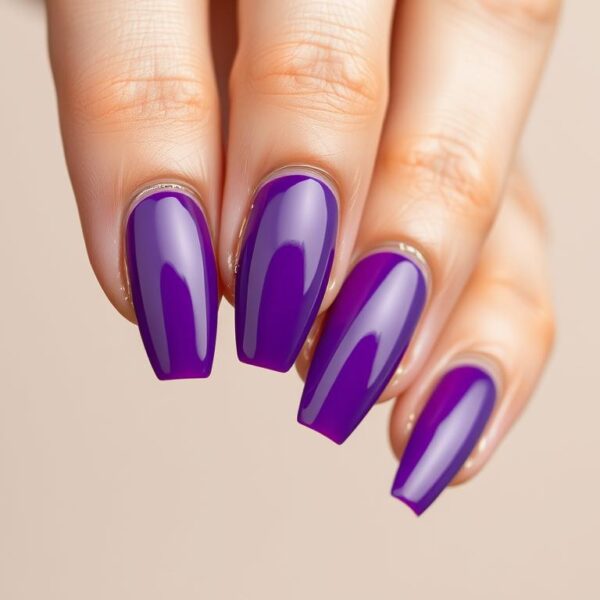 Fioletowe paznokcie: TOP 15 inspiracji (Hybrydy, Wzory, Ze złotem)